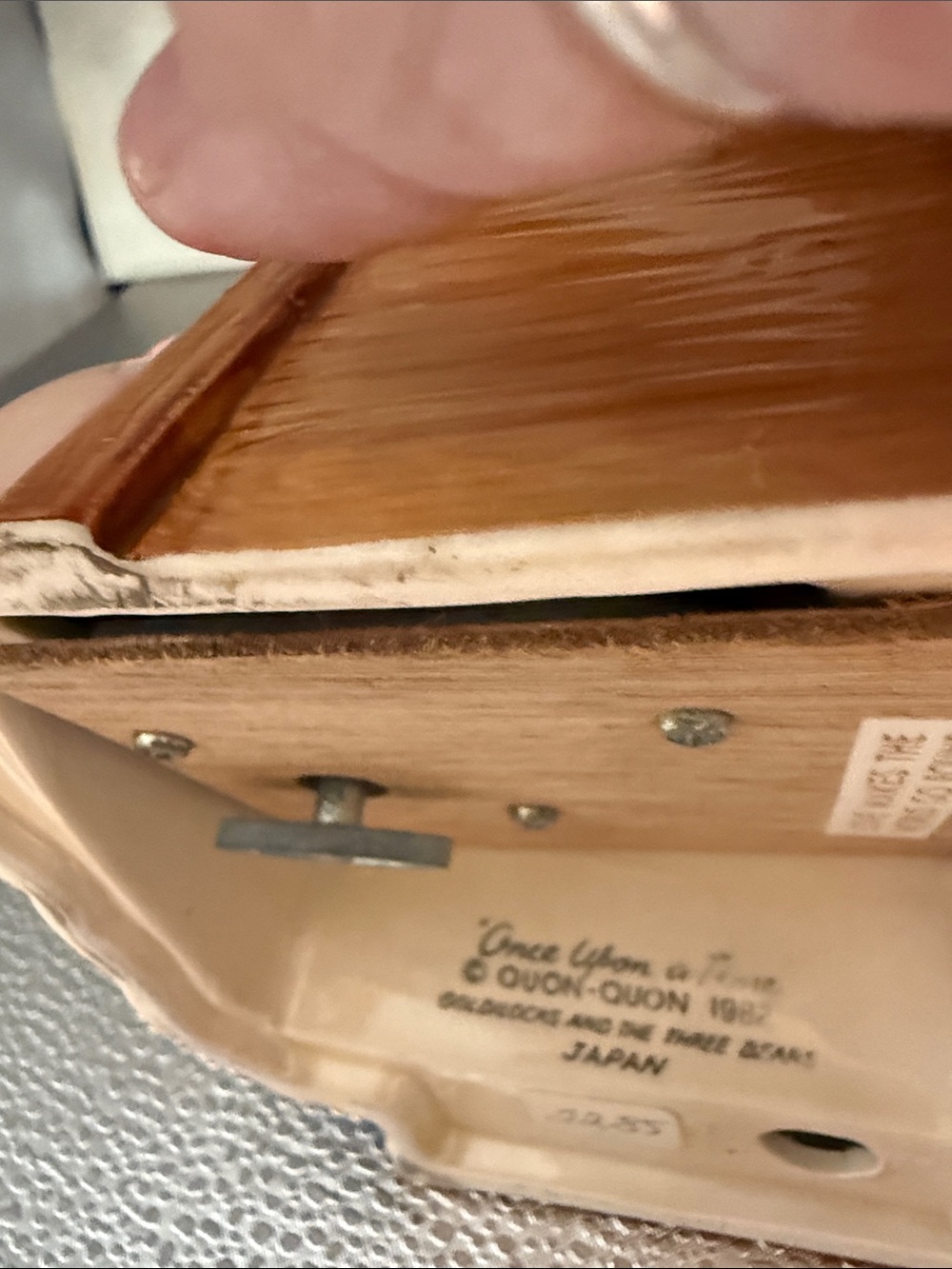 Vintage 1982 Ceramic Music Box of Goldilocks where she moves back and forth - Picture 11 of 11